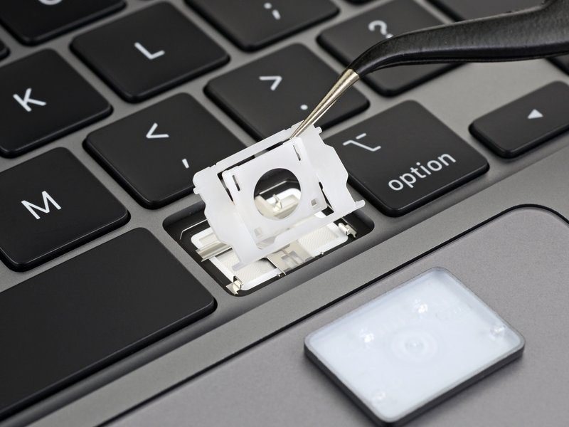 事实上，iFixit 团队在16英寸MacBook Pro刚上架后两天，就对其键盘“下手”了。