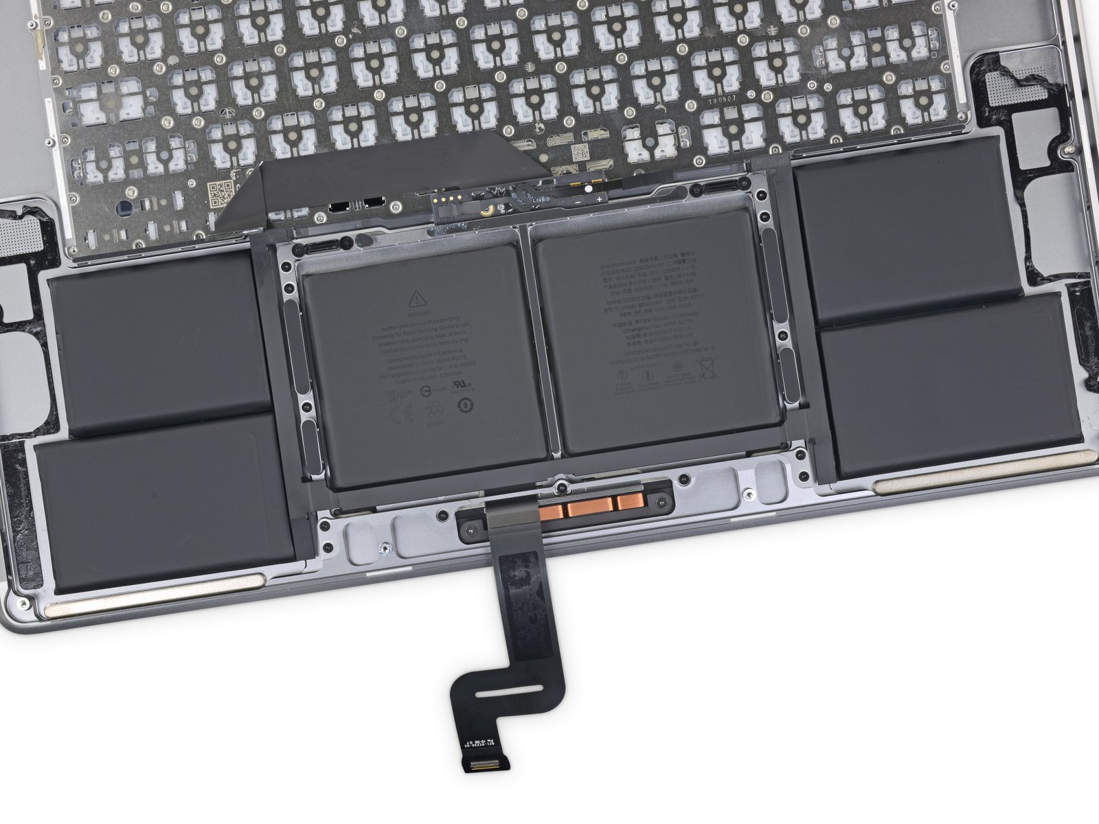 电池方面，MacBook Pro电池规格是99.8Wh，11.36V，8790mAh。这也是苹果MacBook系列中电池容量最大的，对比上一代的15英寸MacBook Pro增加了16.2Wh，同时电池单元的厚度增加了0.8mm。