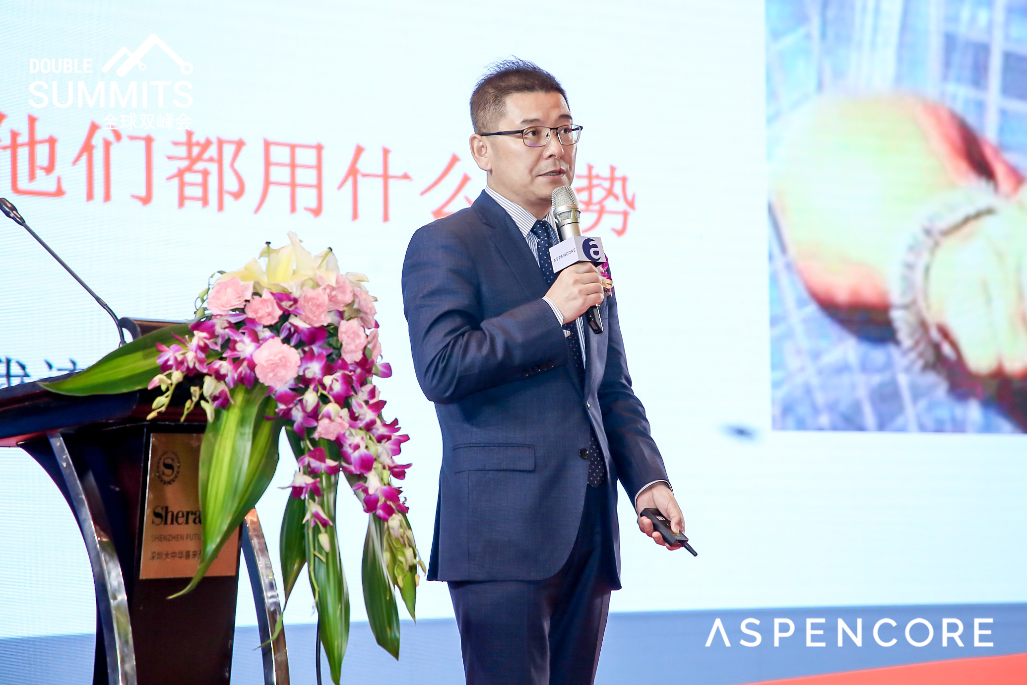 在去年ASPENCORE举办的分销与供应链领袖峰会上，铭冠国际CEO燕青先生做了《其实你不懂专业贸易商》的主题演讲，围绕贸易商有没有存在的必要的主题做了探讨，结论是：在呆料、缺货、交期、垄断等痛点被全部解决前，贸易商会一直存在。在今年的分销与供应链领袖峰会上，燕青带来了《我跟美国专业贸易商学到了什么？》的主题报告，以芯片版《故事会》的形式分享了他亲历的7个小故事。