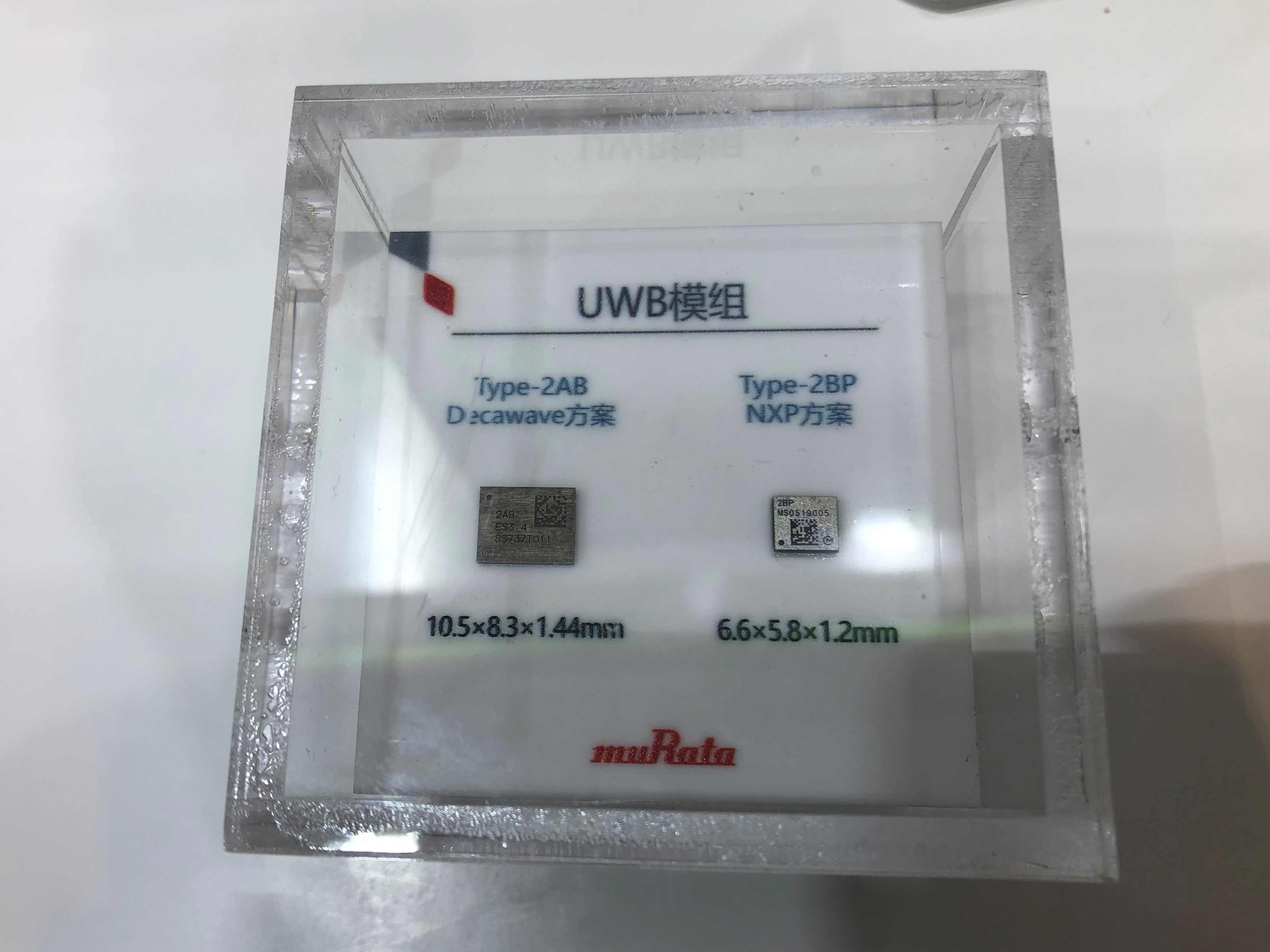 村田制作所：UWB模组，左边的Type-2AB Decawave方案采用Qorvo IC，双天线，内部集成了BLE功能，适用于物联网设备。右边的Type-2BP NXP方案采用了NXP IC，三天线，内部无集成BLE功能，适用于手机等本身带有蓝牙功能的设备中，该方案成本更比Type-2AB更低、体积也更小。