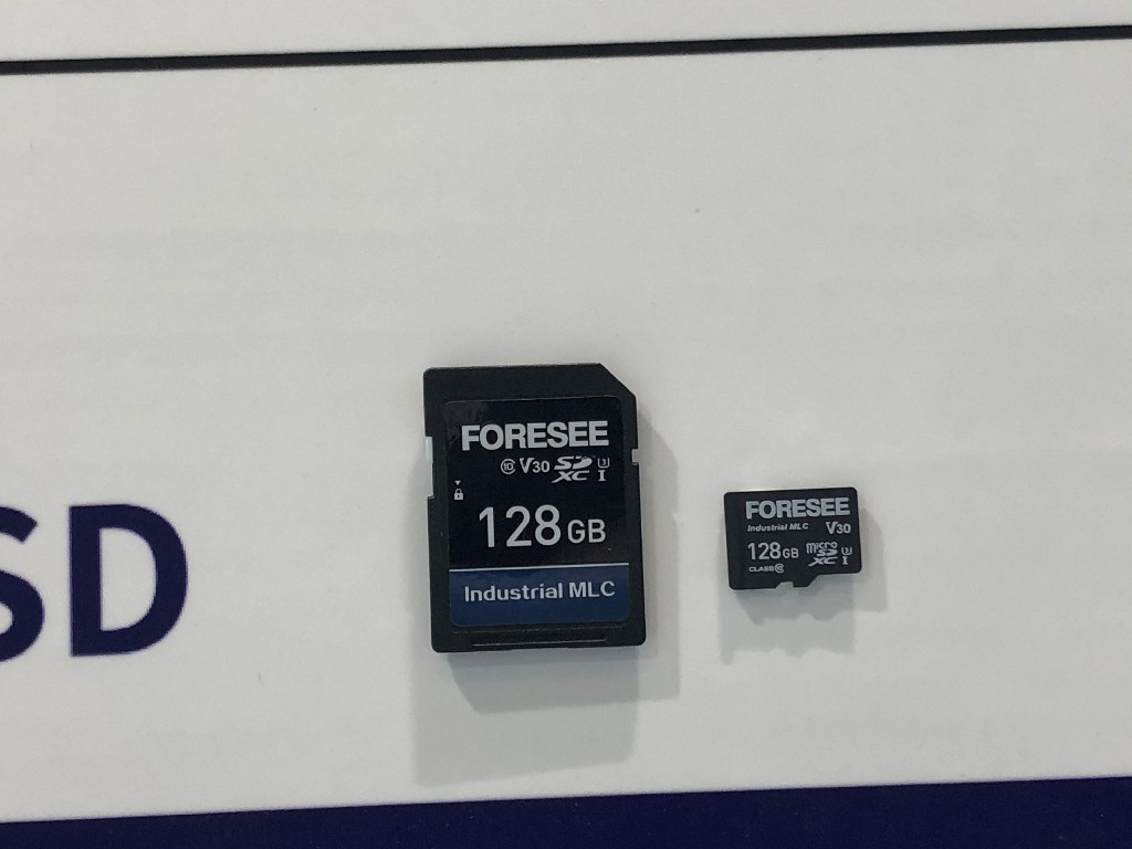 江波龙电子FORESEE工规级SD/micro SD卡，容量32GB-512GB，传输速度为100MB/s，工作温度-25℃-85℃。应用领域为商用IPC、工业IPC、后装行车记录仪、车载DVR等。